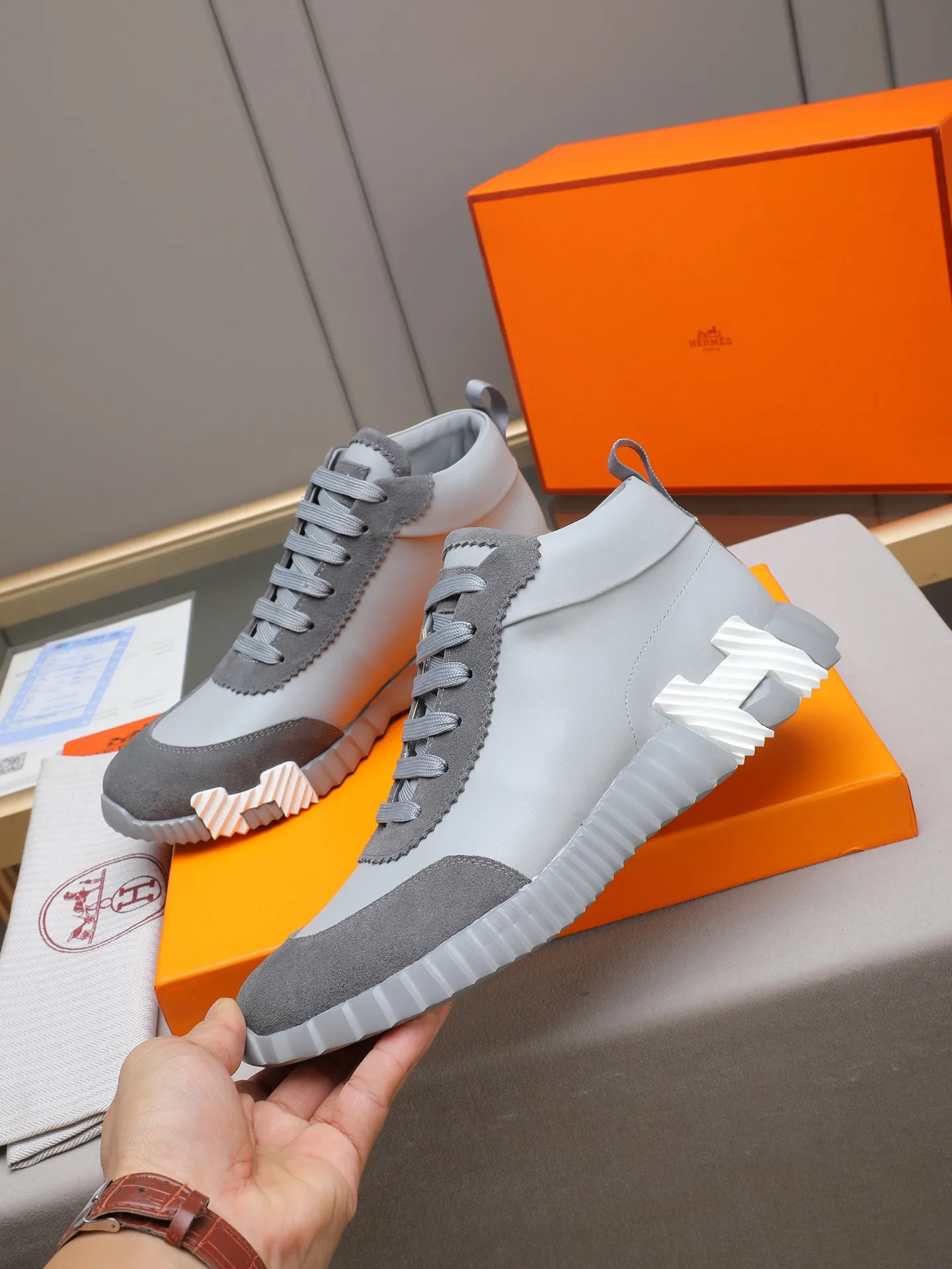 PPP460 (Hermes high-top men's shoes)🆕Men's sports shoes, decorated with textured calfskin details. Spliced ​​with original cowhide, this shoe draws inspiration from the equestrian world, integrating technical details and practical functions. Breathable sheep lining, original combination outsole, high-end quality, and every detail is perfectly combined! Size: 38-44 (45 can be customized)